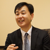 泉川雅利 氏